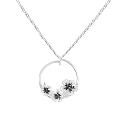 ÄPPELBLOM halsband i 925 sterlingsilver med cirkulärt hänge prydd med små blommor