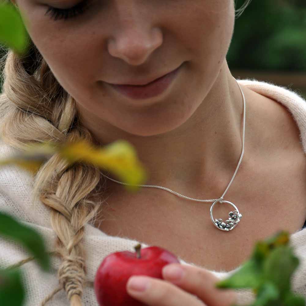 ÄPPELBLOM halsband - Guldviva Jewellery