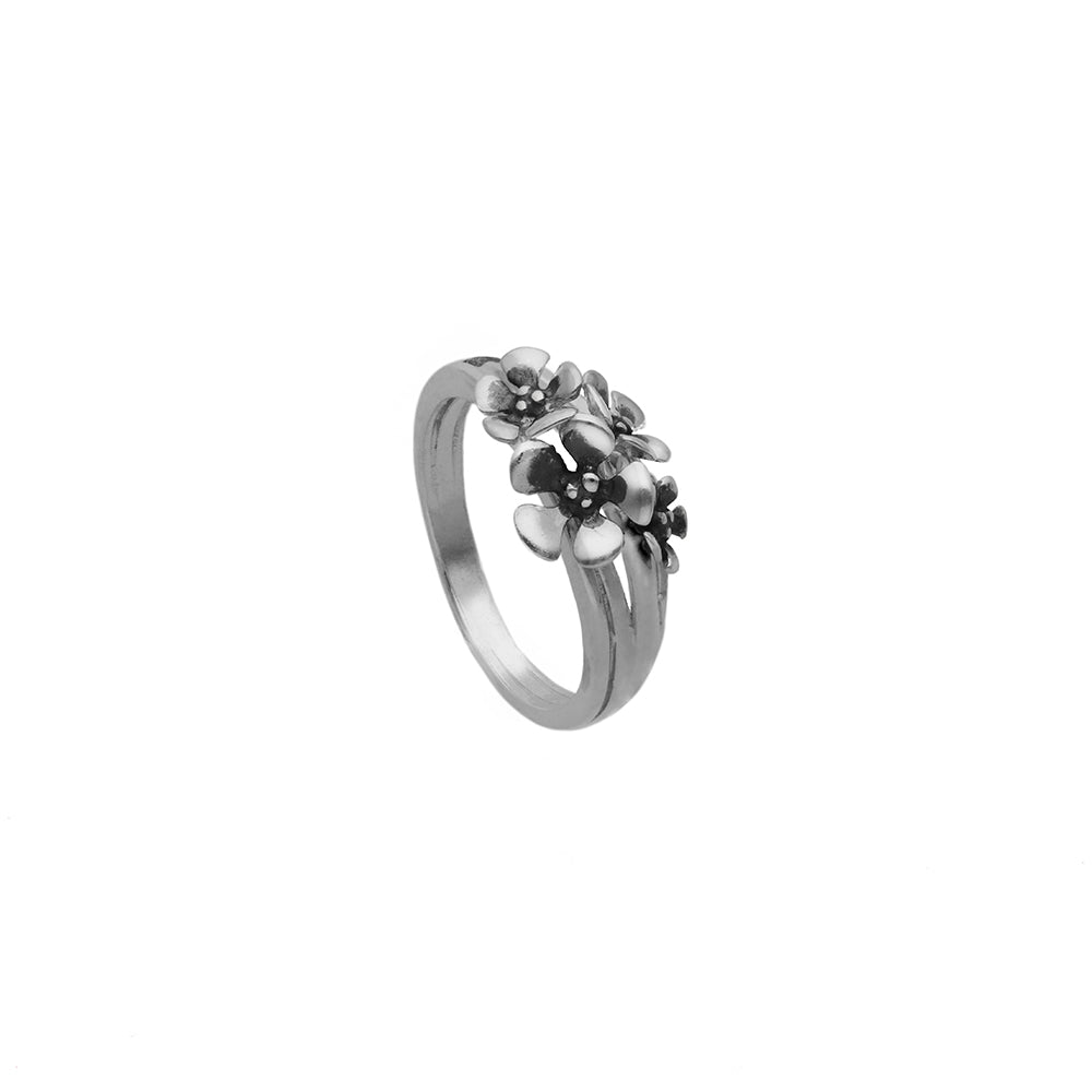 ÄPPELBLOM ring i 925 sterlingsilver med blomformade blad och antikbehandlade pistiller på en delad ringskena