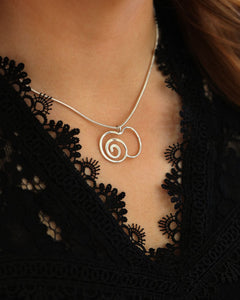 Argentum Delicata halsband med spiraläppelsmycke i silver på modellens hals