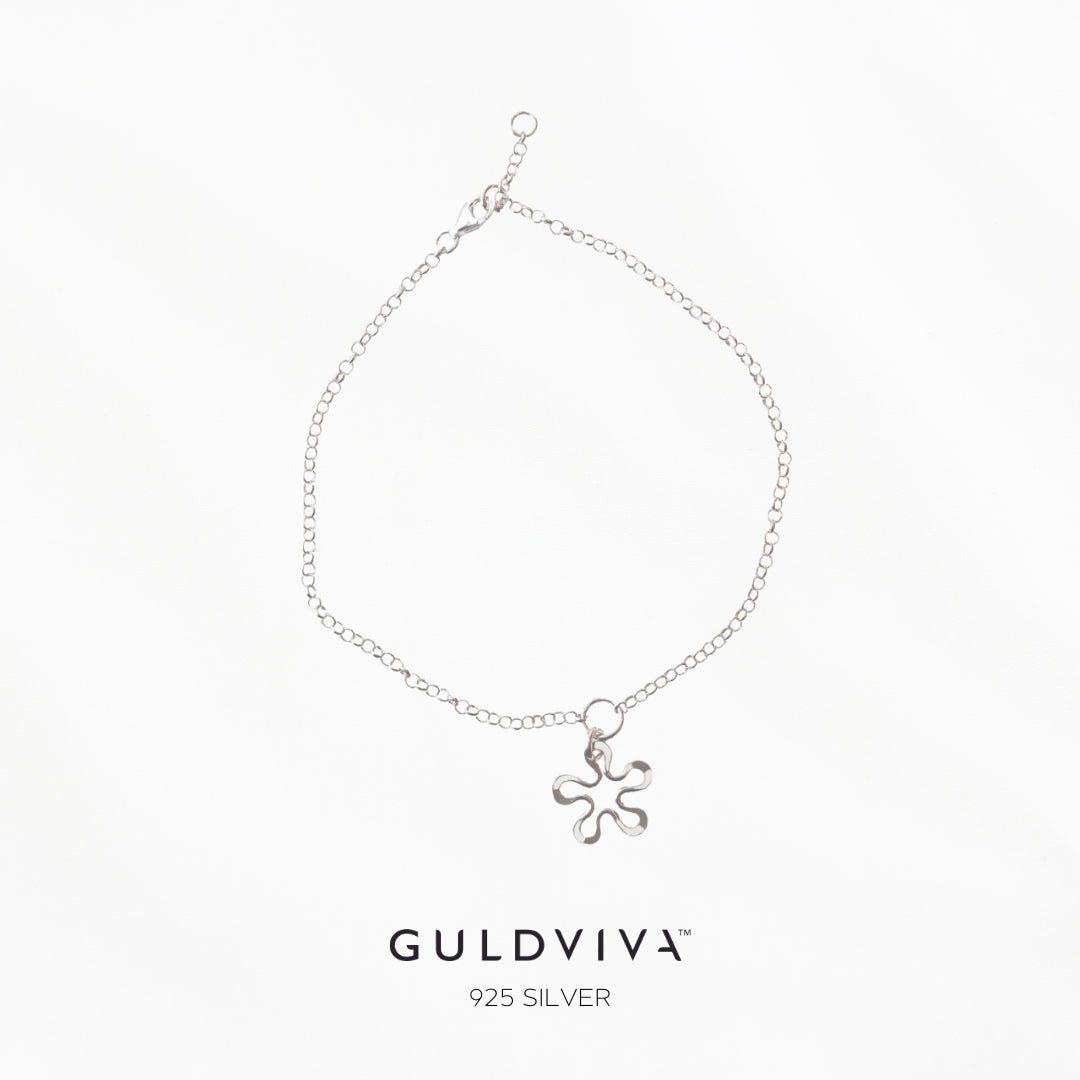 BLOMMAN XS armband silver bracelet with a small flower charm dangling from the chain