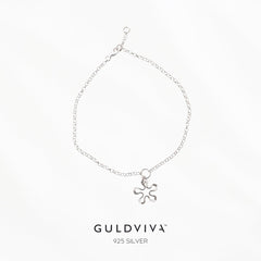 BLOMMAN XS armband silver bracelet with a small flower charm dangling from the chain