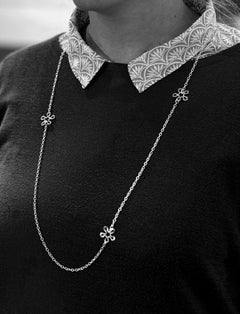 Blomman Kedja halsband i 925 sterling silver med blomformade berlocker längs en 90 cm kedja