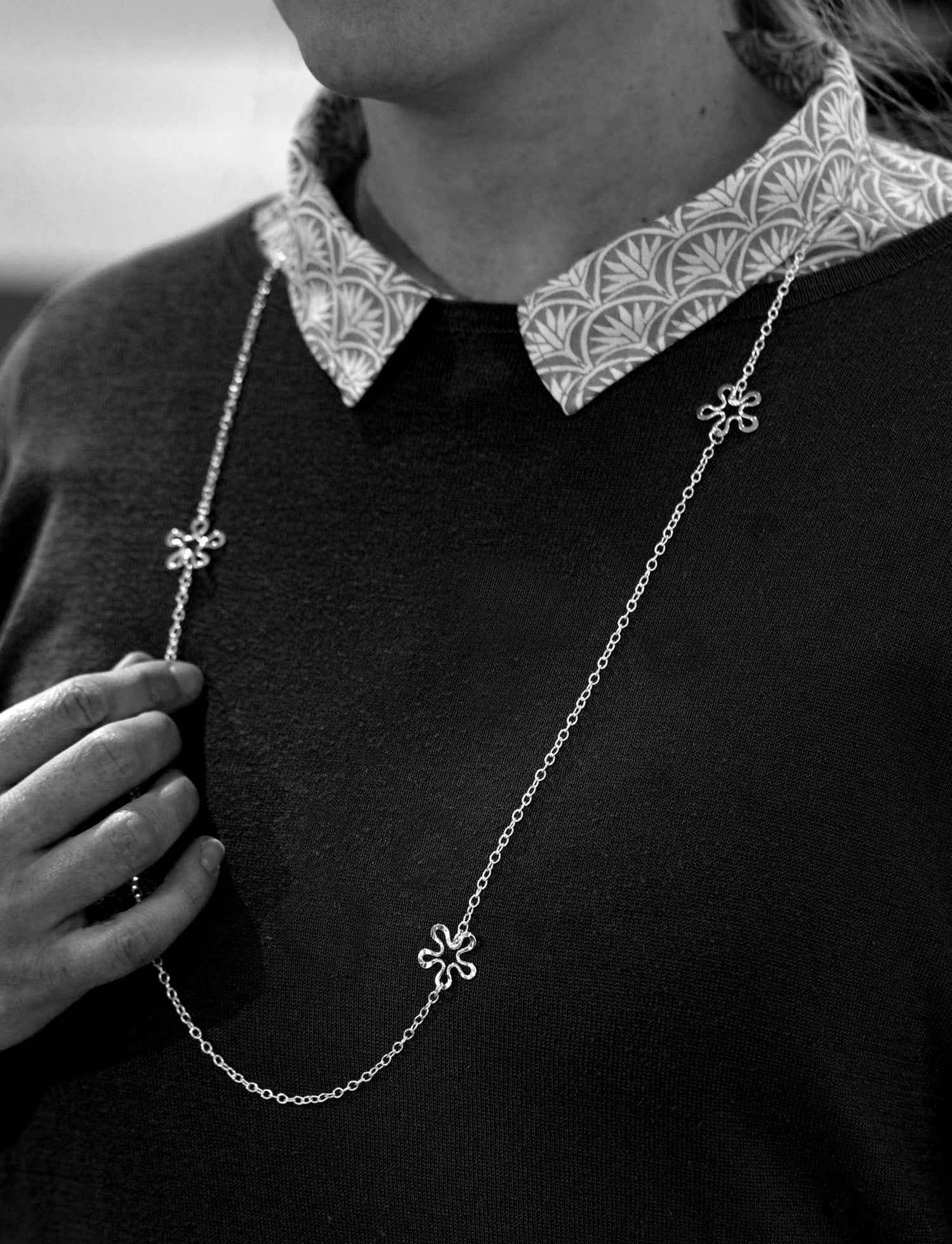 BLOMMAN kedja halsband i sterlingsilver med blomformigt hänge och 90 cm längd