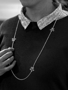BLOMMAN kedja halsband i sterlingsilver med blomformigt hänge och 90 cm längd
