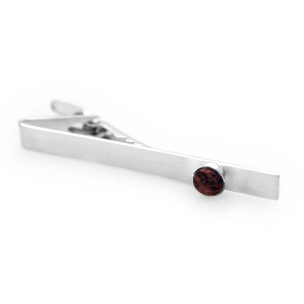 BASIC GRANIT slipsklämma with red Åland granite cabochon in a silver setting