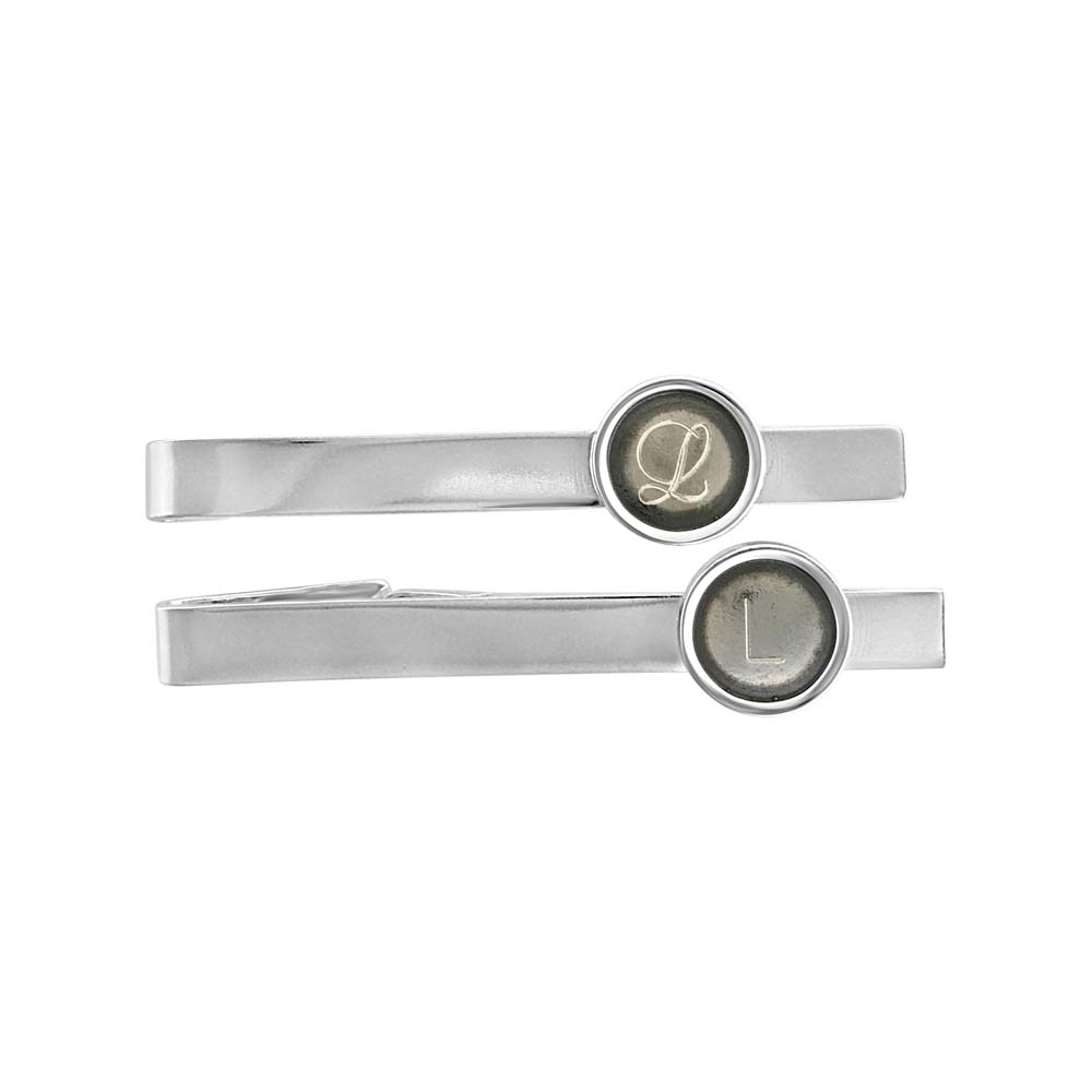 Par slipsklämmor i silver med runda medaljonger med L gravyr