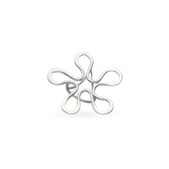 Silvrig Blomman L Scarfring med blomliknande fem böjda armar i elegant design.