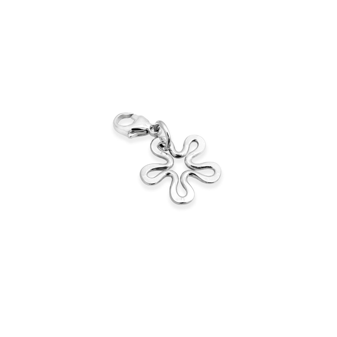 BLOMMAN berlock i silver med fyra mjuka blomblad och en liten hängande hjärta