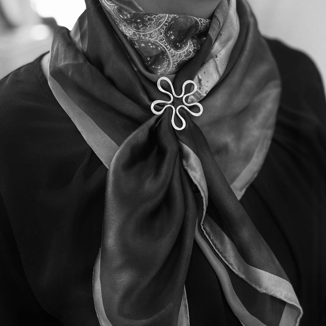 BLOMMAN L Scarfring in 925 sterling silver securing a scarf with a flower shaped clasp