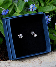 FÖRGÄT MIG EJ stiftörhängen två blomformade silverörhängen i blå presentbox med svart sammetinredning