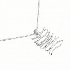 GRACE halsband i 925 sterling silver med 42 cm pansarkedja och rund medaljonghänge syns mot vit bakgrund