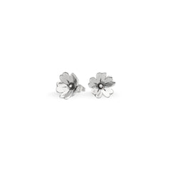 GULLVIVA blomformade örhängen i sterlingsilver, diameter ca 15 mm, vit bakgrund