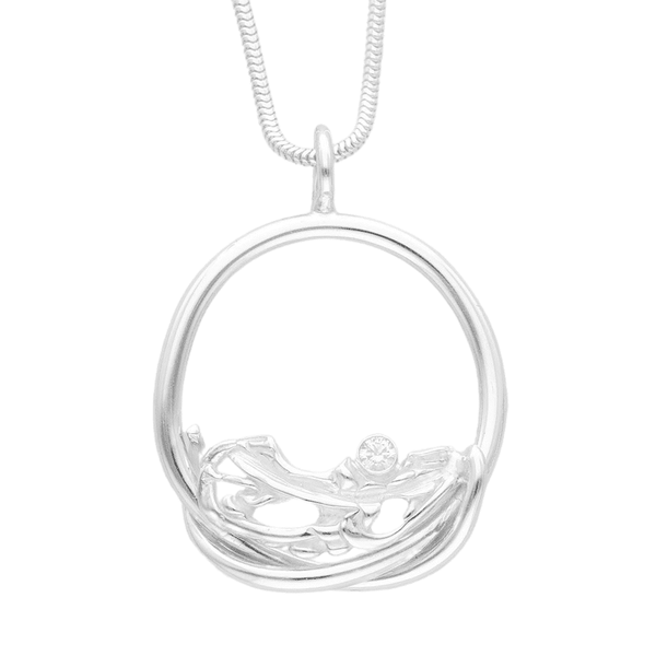GLORY L halsband i silver rund ram med maritimt tågvirke och vågmotiv samt en infattad briljant sten