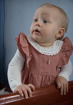 Baby bär ÄNGEL halsband i 925 sterling silver med sötvattenpärla runt halsen