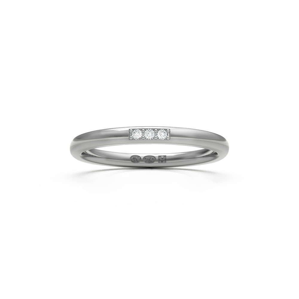 18K vitguld ring med tre diamanter i rad över toppen av bandet