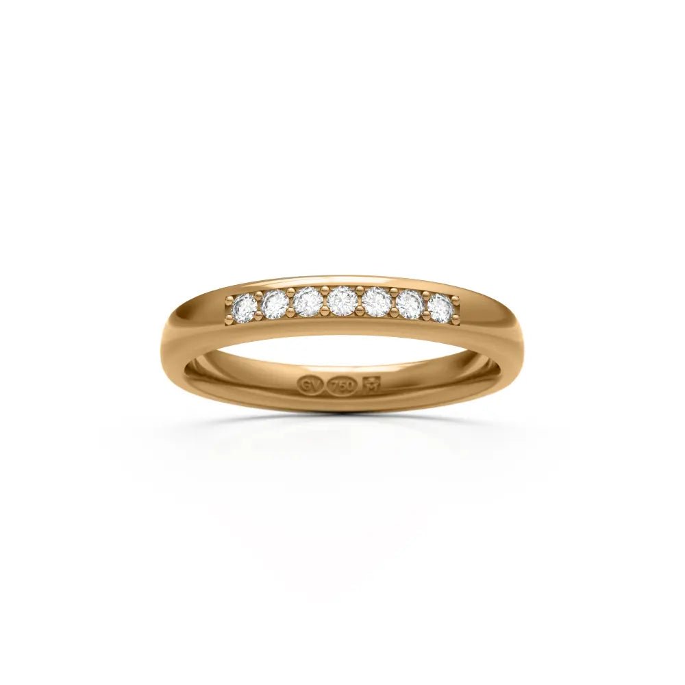 Slät halvrund ring i återvunnet 18K guld med sju diamanter i rad