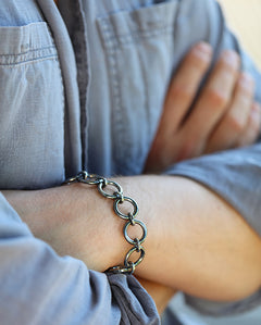 I HAMN armband i silver, buret på modell