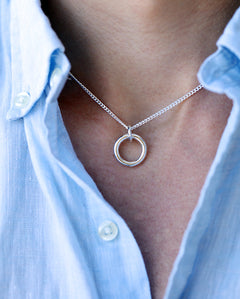 I HAMN halsband i blankt silver, buret på modell