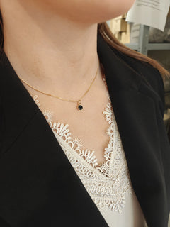 Basic Spektrolit S 18K halsband med rund färgskiftande spektrolit i guldfattning på tunn kedja
