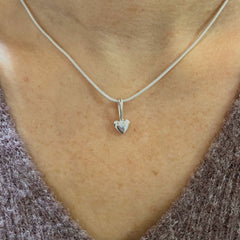 MITT HJÄRTA halsband med ett blankt hjärthänge på slank kedja runt halsen