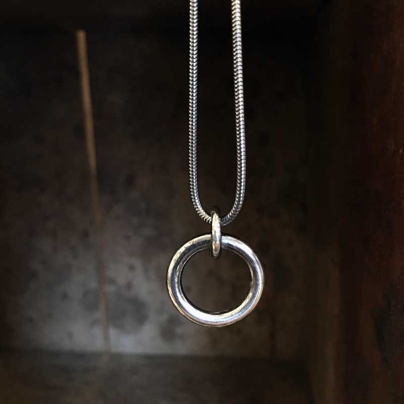 Förtöjningsring i silver hänger på antikbehandlad ormkedja halsband med diameter cirka 18 mm