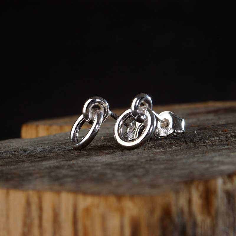 I HAMN ANTIK örhängen på stift med ringform i antikbehandlad sterlingsilver