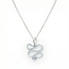 Kringlan halsband i 925 sterling silver med stor ringformad hänge på pansarkedja mot vit bakgrund