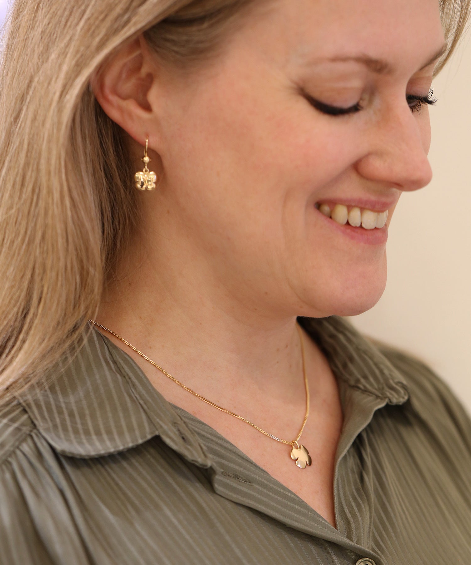 Profilbild på kvinna som bär KLÖVER 18K halsband med klöverhänge i guld
