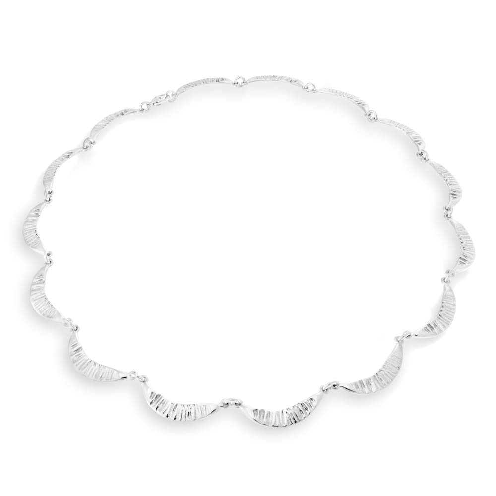 MÅNE collier av upprepade halvmånar i silver med räfflad textur över hela kedjan