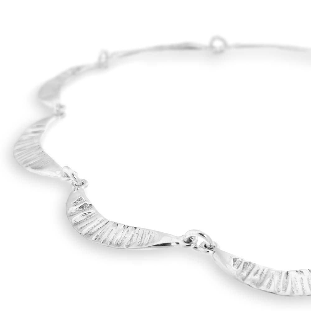 MÅNE collier av sammanlänkade månskäror i silver med texturerad yta