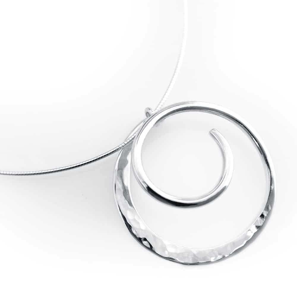 MÅNSKEN halsband i 925 sterling silver med en cirkelformad ring och en inner spiral som fångar månens glans på en tunn kedja