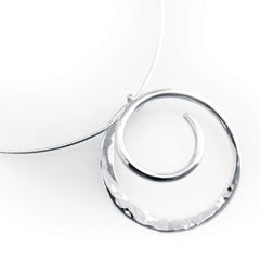 MÅNSKEN halsband i 925 sterling silver med en cirkelformad ring och en inner spiral som fångar månens glans på en tunn kedja