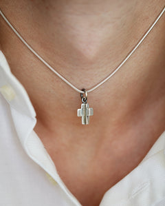 NELLO KORS halsband i silver på ormkedja, buret på modell
