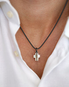 NELLO KORS halsband med antikbehandlad kedja, buret på modell