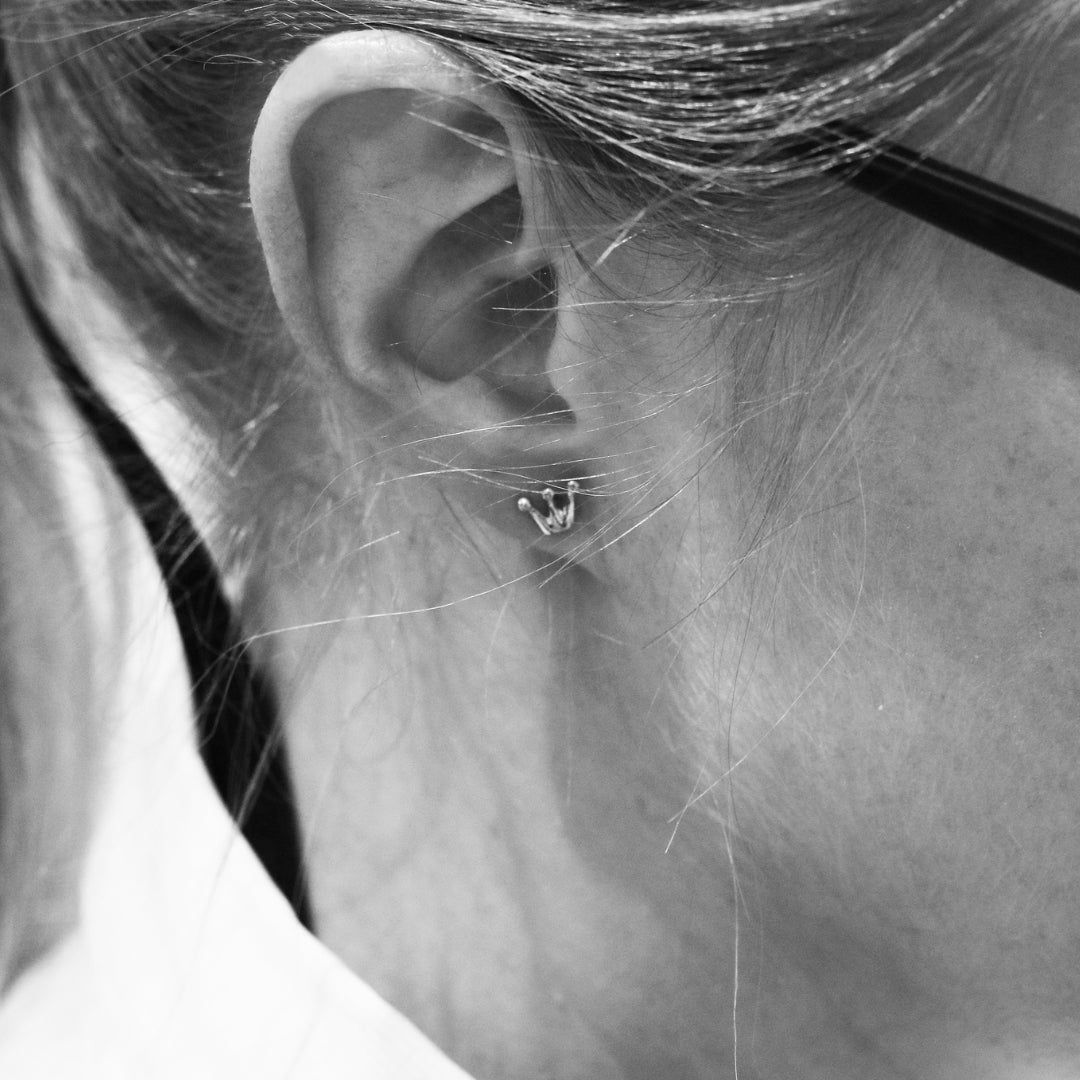 PRINSESSKRONA örhängen på stift - Guldviva Jewellery