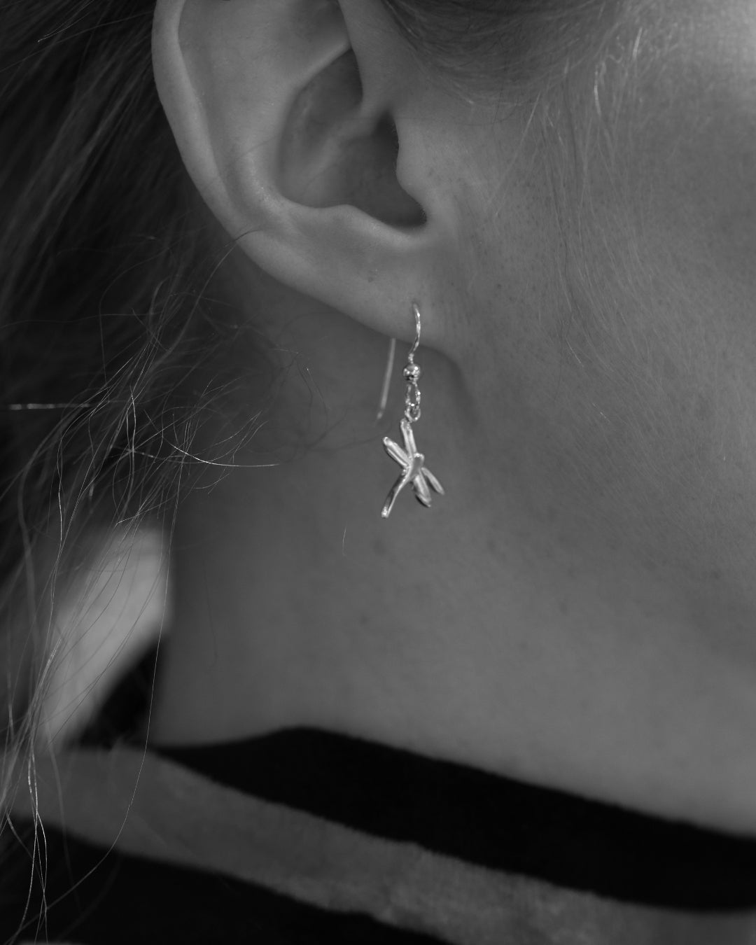 Trollslända örhänge i sterlingsilver med krok och trollslända form