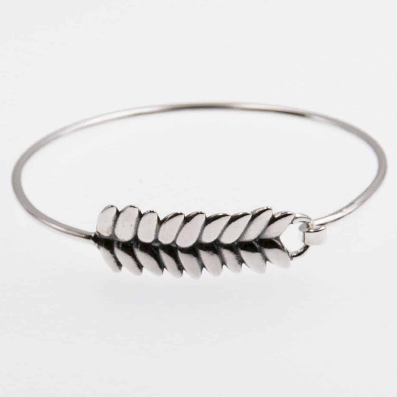 RÅG armring i sterlingsilver med bladformade länkar mot vit bakgrund