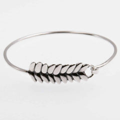 RÅG armring i sterlingsilver med bladformade länkar mot vit bakgrund