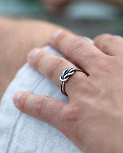 Närbild av RÅBANDSKNOP ring i silver på handen