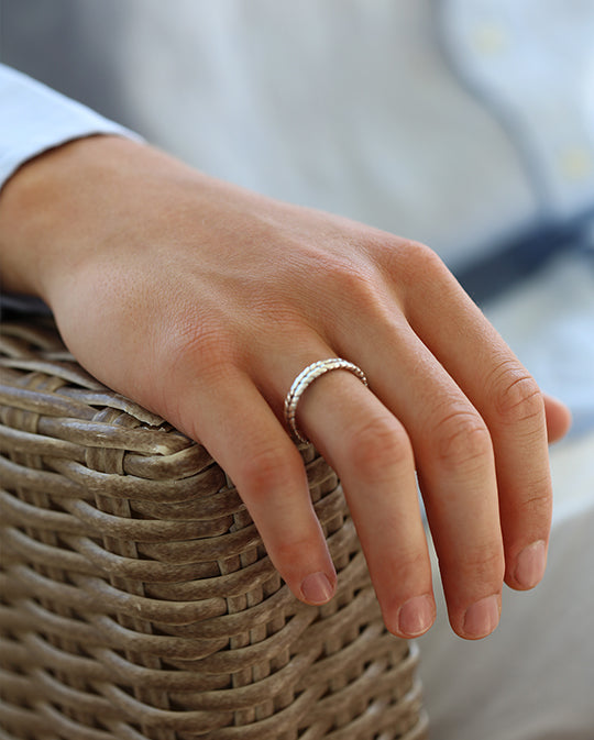 RÅG ring i silver, buren på modell