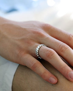 RÅG ring i silver, buren på modellens hand