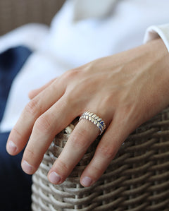 RÅG ROBUST ring i silver, buren på modell