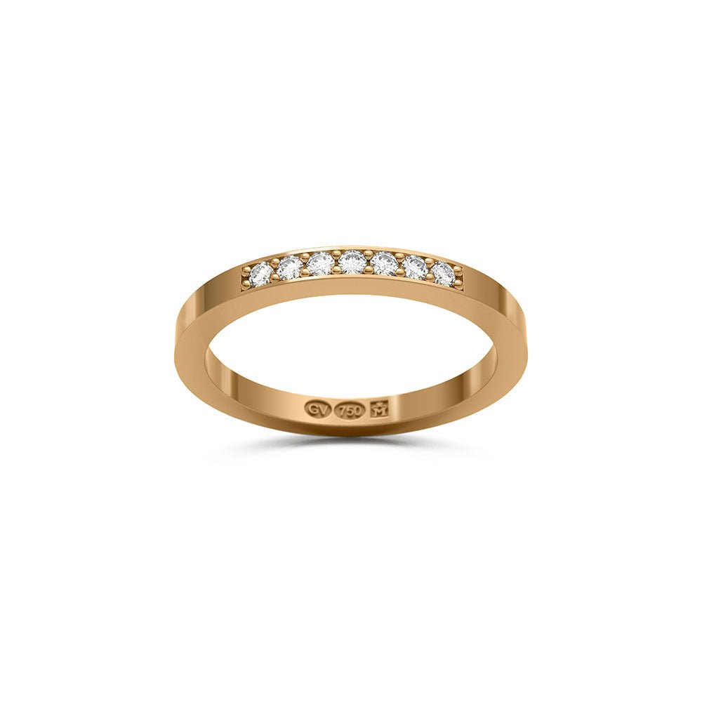 Guldring i återvunnet 18k guld med sju diamanter i en rektangulär infattning