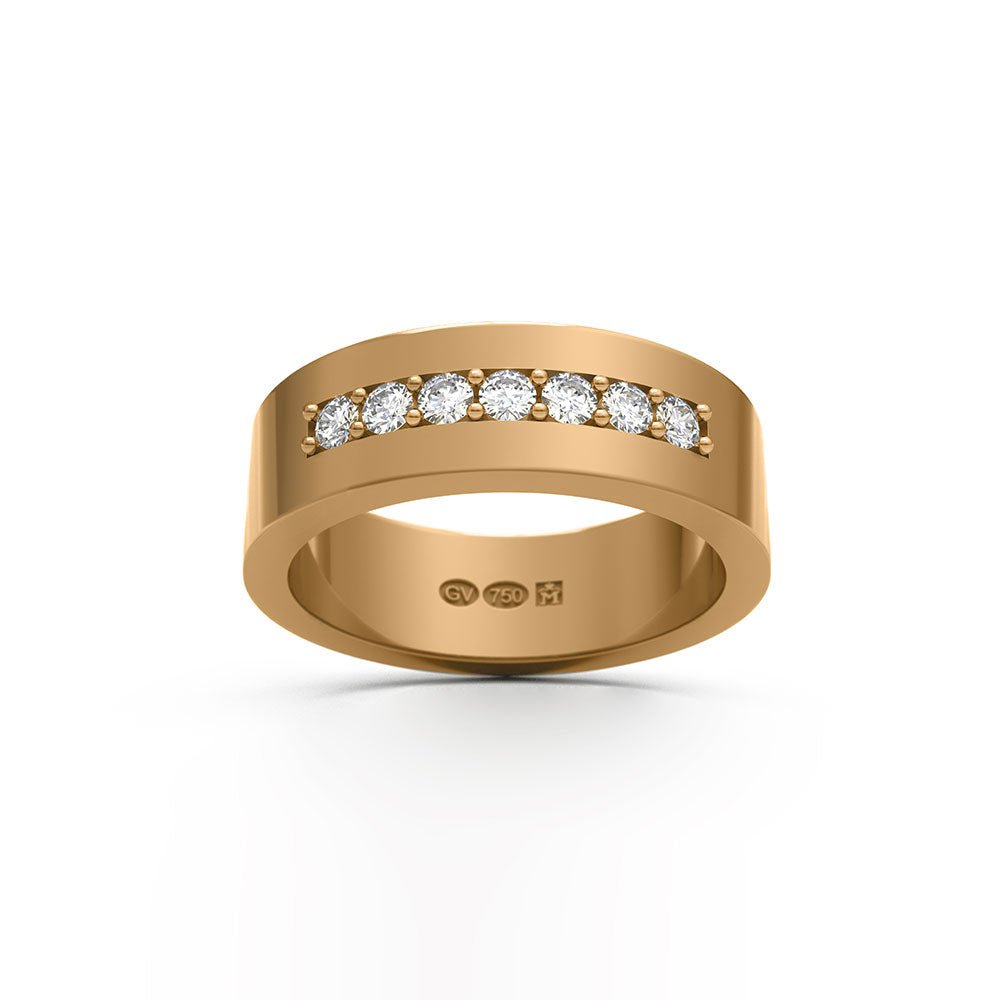 Rektangulär 18k guldring med sju diamanter i rad över ett brett band