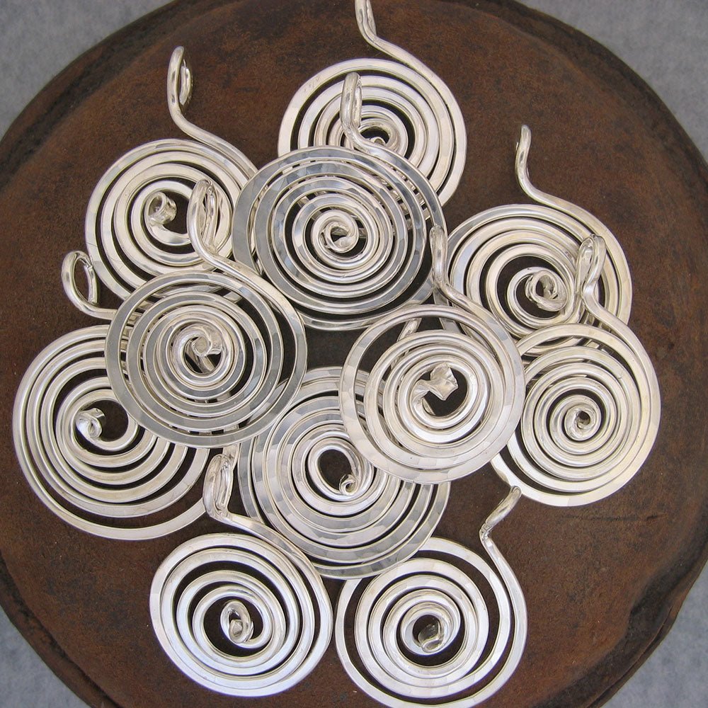 Kluster av handgjorda silver spiralhängsmycken från RINGLAN halsband