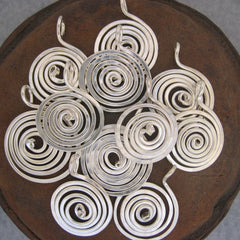 Kluster av handgjorda silver spiralhängsmycken från RINGLAN halsband