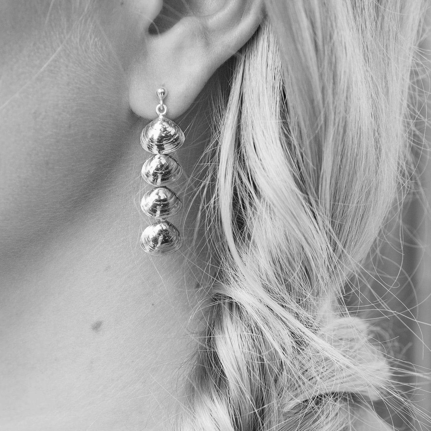 SANDMUSSLA FEST örhängen på kulstift i 925 sterlingsilver med fyra snäckformade hängen i en rad