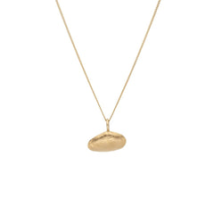 Guld halsband med musslaformad texturerad hänge på tunn kedja