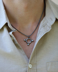 SIGN L halsband i antikbehandlat silver, buret på modell